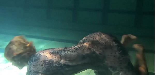 Big bouncing tits underwater in the pool